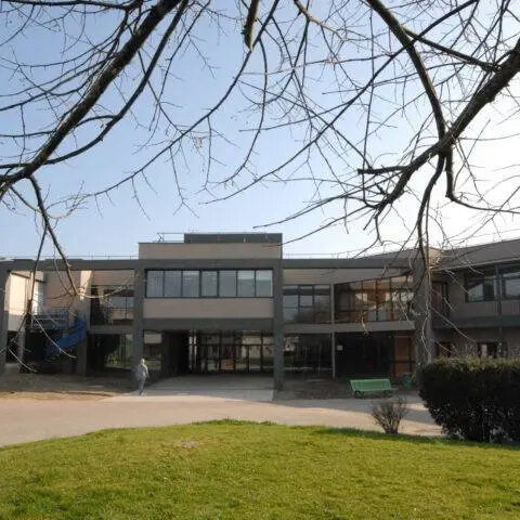 maconnerie-gros-œuvre-girard-taille-pierre-façade-enduit-architecture-bâtisse-facade-construction-logement-immeuble-batiment-lycee-jean-monnet-3-min-768×480